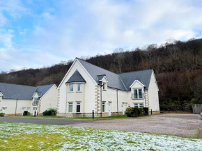 Corran, Glenloch View, Fort William 2-Bedroom Loch Side Flat Fort William